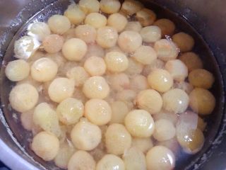 7、冰糖葡萄罐头,煮好的葡萄粒自然晾凉