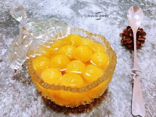 8、冰糖葡萄罐头,黄莺莺的冰糖葡萄糖水装入容器中