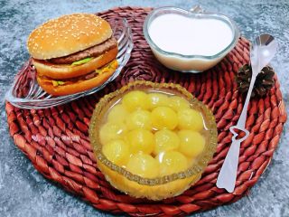 10、冰糖葡萄罐头,搭配汉堡包????好牛奶????就是好满足的早餐噢