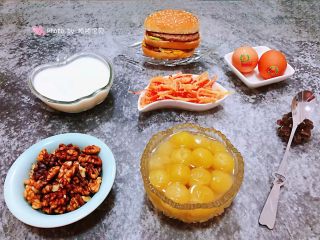 15、冰糖葡萄罐头,冰糖葡萄罐头如果放入冰箱冷藏一段时间再食用那口感就更加完美