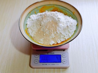 4、南瓜蒸糕,加入酵母粉。