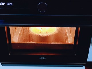 10、南瓜蒸糕,再次入蒸烤箱中层，鲜嫩纯蒸功能，温度为100°、时间30分钟！结束后焖5分钟再取出。