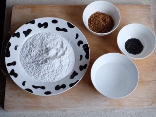 1、红糖麻糍,所有材料如图