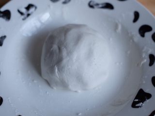 2、红糖麻糍,糯米粉中慢慢倒入开水，边倒边搅拌，慢慢揉成团（一开始可能有点难揉，没关系，慢慢地会有粘性，差不多用完80g水就可以了）