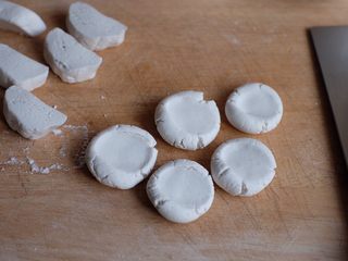 4、红糖麻糍,搓圆并在中间稍稍压扁一下（煎的时候会膨胀起来，中间压扁可以防止开裂）