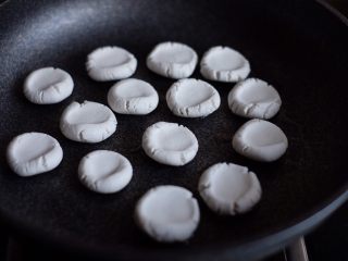 5、红糖麻糍,锅中放入适量油，中小火，将小面团一个个放进去煎小面团需个个分离，不然容易黏连