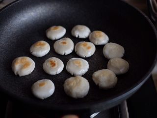 6、红糖麻糍,如图，两面都煎到微微泛黄就可以啦