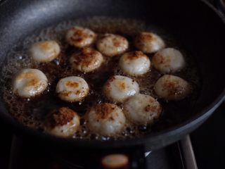 8、红糖麻糍,加入红糖，混合搅拌均匀（红糖的量可根据个人喜好添加）