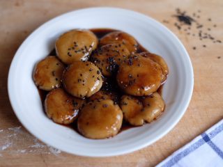 11、红糖麻糍,盛盘，撒上黑芝麻，开动吧！