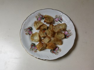 1、油条蒸鸡蛋,油条切成小块