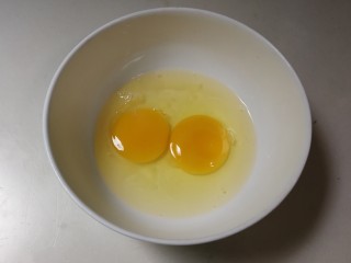 3、油条蒸鸡蛋,鸡蛋打入碗中