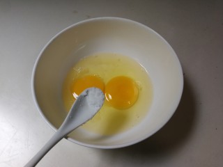 4、油条蒸鸡蛋,放入少许盐