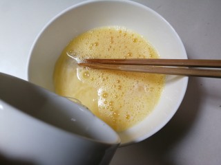 6、油条蒸鸡蛋,放入两倍半的开水