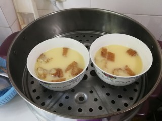 11、油条蒸鸡蛋,蒸锅水开放入鸡蛋碗，蒸八分钟焖三分钟