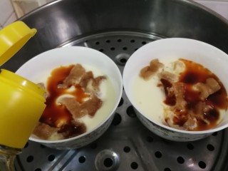 12、油条蒸鸡蛋,放入半勺生抽