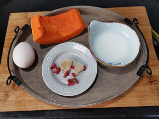 1、南瓜鸡蛋羹,准备好所需要的食材。南瓜选用老一点的南瓜，做出来口感会更好吃。