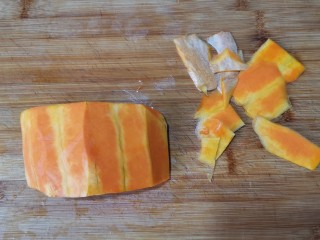 2、南瓜鸡蛋羹,南瓜洗净切去外皮及籽。