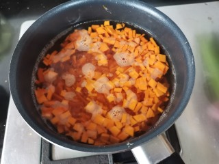 6、南瓜鸡蛋羹,锅里放入适量的水放入切碎的南瓜丁。