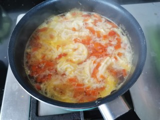 11、南瓜鸡蛋羹,全部都倒进去以后等待再次煮沸。