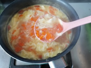 13、南瓜鸡蛋羹,再次煮开以后就可以关火了。一定要记得一边倒一边要不停的搅拌。