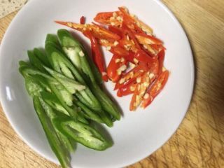 7、蚂蚁肉沫焗香辣花菜,美人椒和小米辣切圈片