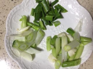 8、蚂蚁肉沫焗香辣花菜,蒜苗大葱切段