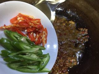 15、蚂蚁肉沫焗香辣花菜,放入辣椒稍炒