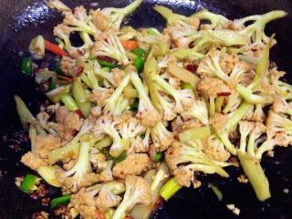 21、蚂蚁肉沫焗香辣花菜,炒拌均匀即可出锅装盘