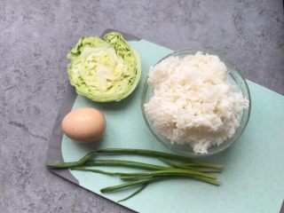 1、酱油炒饭,食材准备:米饭1碗、包菜50g、鸡蛋1个、葱四根去掉葱白
