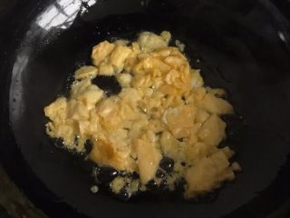 4、酱油炒饭,锅中放油烧热大火鸡蛋液下锅翻炒