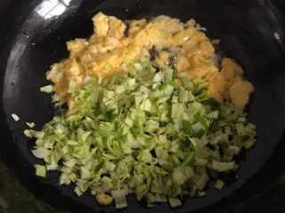 5、酱油炒饭,鸡蛋翻炒碎放入包菜