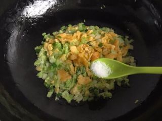 7、酱油炒饭,加1g盐翻炒