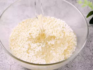 1、烧卖，一种严重被低估的食物,清水泡发糯米、香菇