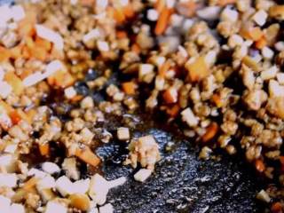 5、烧卖，一种严重被低估的食物,再倒入蔬菜丁翻炒