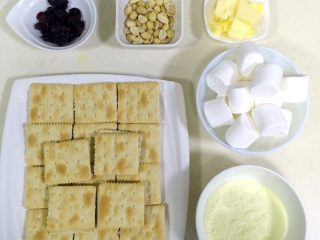 1、牛轧糖夹心苏打饼干,准备好需要的食材，把苏打饼干掰成两半。