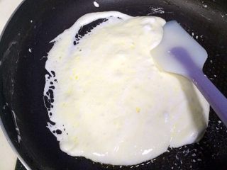 6、牛轧糖夹心苏打饼干,直至棉花糖和黄油完全融合。