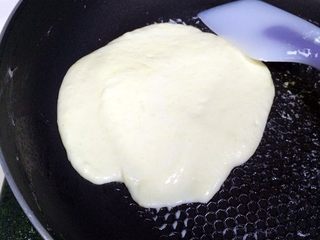 8、牛轧糖夹心苏打饼干,继续搅拌煮至无干粉状态。