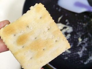 12、牛轧糖夹心苏打饼干,再取一片苏打饼干盖上，轻轻按压下。