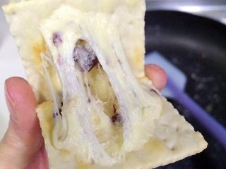 13、牛轧糖夹心苏打饼干,好吃的牛轧夹心糖苏打饼干就制作完毕了，趁余温掰开会拉丝哦！