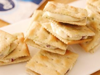 14、牛轧糖夹心苏打饼干,一口咬下去非常酥脆，且充满奶香味的花生和蔓越莓的夹心牛轧糖，味道太丰富了。