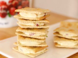 16、牛轧糖夹心苏打饼干,当下午茶点心或聚餐的小零食都是很棒的选择。