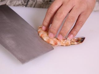 5、粗粮金汤明虾粥,改刀虾尾，去掉虾线，这个步骤要切3刀最后得到下面的虾尾形状。