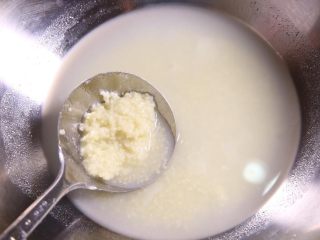 10、粗粮金汤明虾粥,锅中加入煮好的小米粥，搅拌均匀。