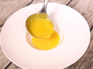 17、粗粮金汤明虾粥,金汤放入准备好的盛器中。