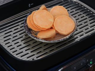 2、红薯小面包,红薯去皮蒸熟