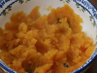 3、红薯小面包,压成泥