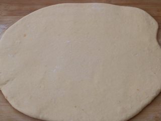 13、红薯小面包,擀成饼状