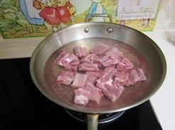 1、酸甜排骨,排骨洗净，凉水下锅，煮开；