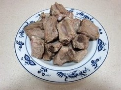 2、酸甜排骨,捞出排骨，用温水冲净沥干；