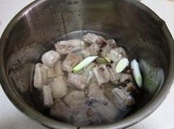 3、酸甜排骨,排骨放入电压锅中，倒入水，再放入葱姜、花椒大料和少许盐，保压20分钟（普通高压锅的话15分钟）；